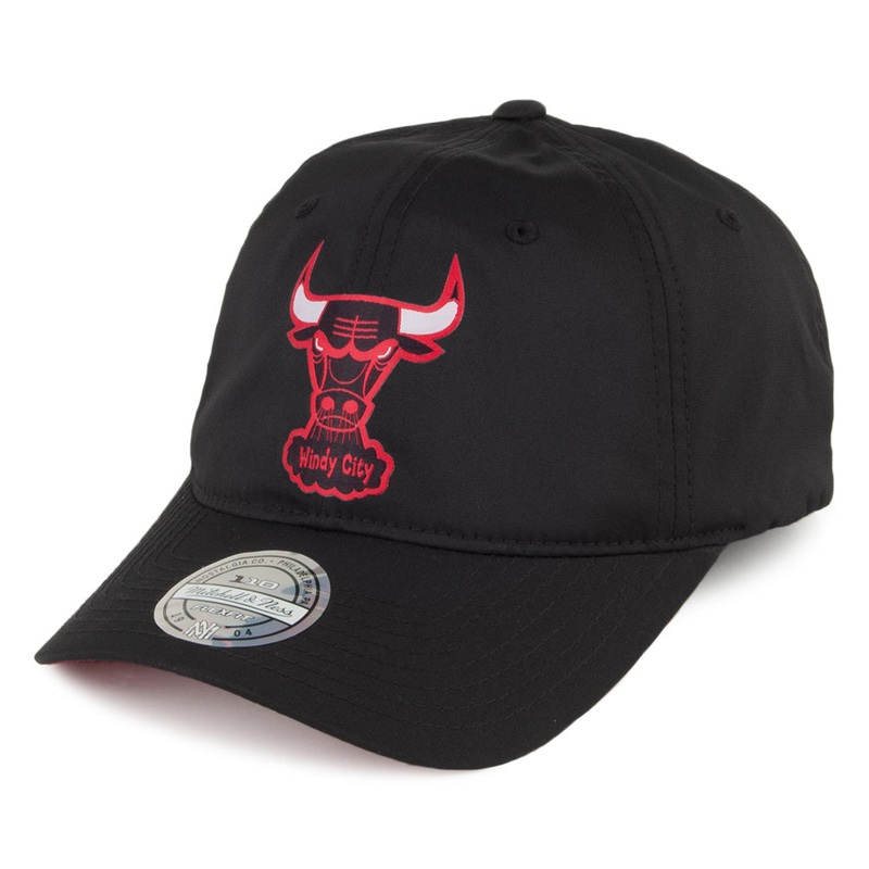 Mitchell & Ness Chicago Bulls Strapback Cap – Light & Dry – Black Adjustable