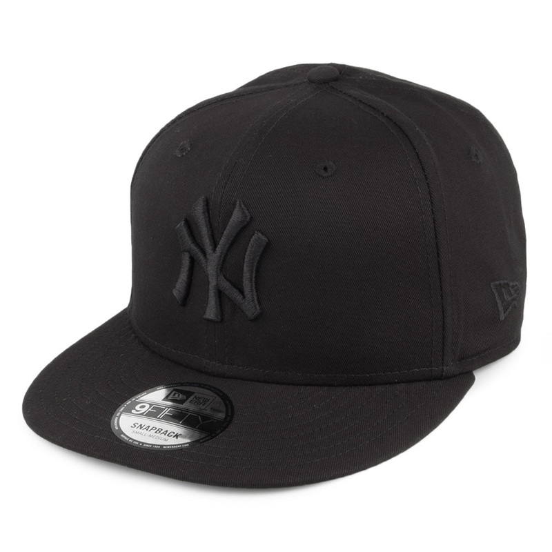 New Era 9FIFTY New York Yankees Snapback Cap – MLB League Essential – Black On Black Small/Medium